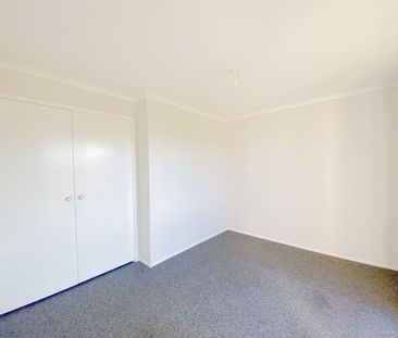 Spacious Two-Storey Home Overlooking Telarah Lagoon - Photo 5