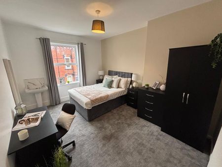 4 bedroom terraced house to rent - Photo 3