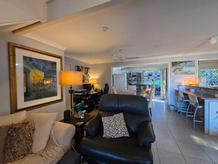 Helensvale - Photo 3