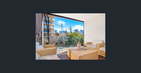 Stylish one-bedroom apartment with city views - Photo 2