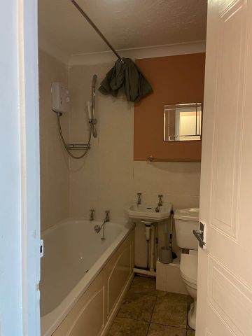 1 Bed Semi-Detached House, Southampton, SO19 - Photo 3