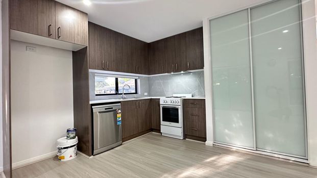 Modern 2 Bedroom Granny Flat in Prime Campbelltown Location! - Photo 1