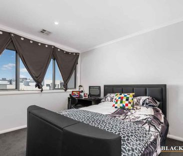 Spacious Four-Bedroom Townhouse with Dual Master Suites and Lake Views - Photo 4