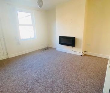 2 bedroom end of terrace house to rent - Photo 4