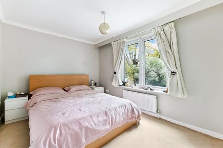 St Stephens Gardens, London, Putney - Photo 2