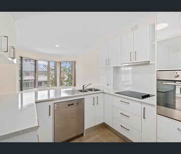 Spacious Top Floor Apartment - 100m from Broadwater - Photo 3