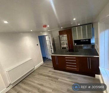 3 bedroom end of terrace house to rent - Photo 4