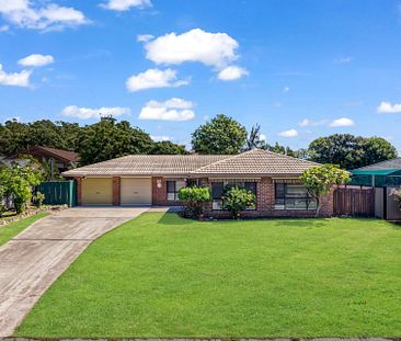 Family Friendly Home in Quiet Tree Lined Street. - Photo 1