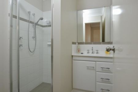 FULLY FURNISHED MODERN 2 BEDROOM UNIT! - Photo 4