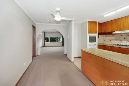 Spacious 3-Bedroom Home with Huge Shed – Close to the Rive - Photo 4