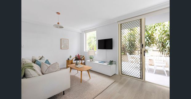 Courtyard apartment in spectacular beachside location - Photo 1