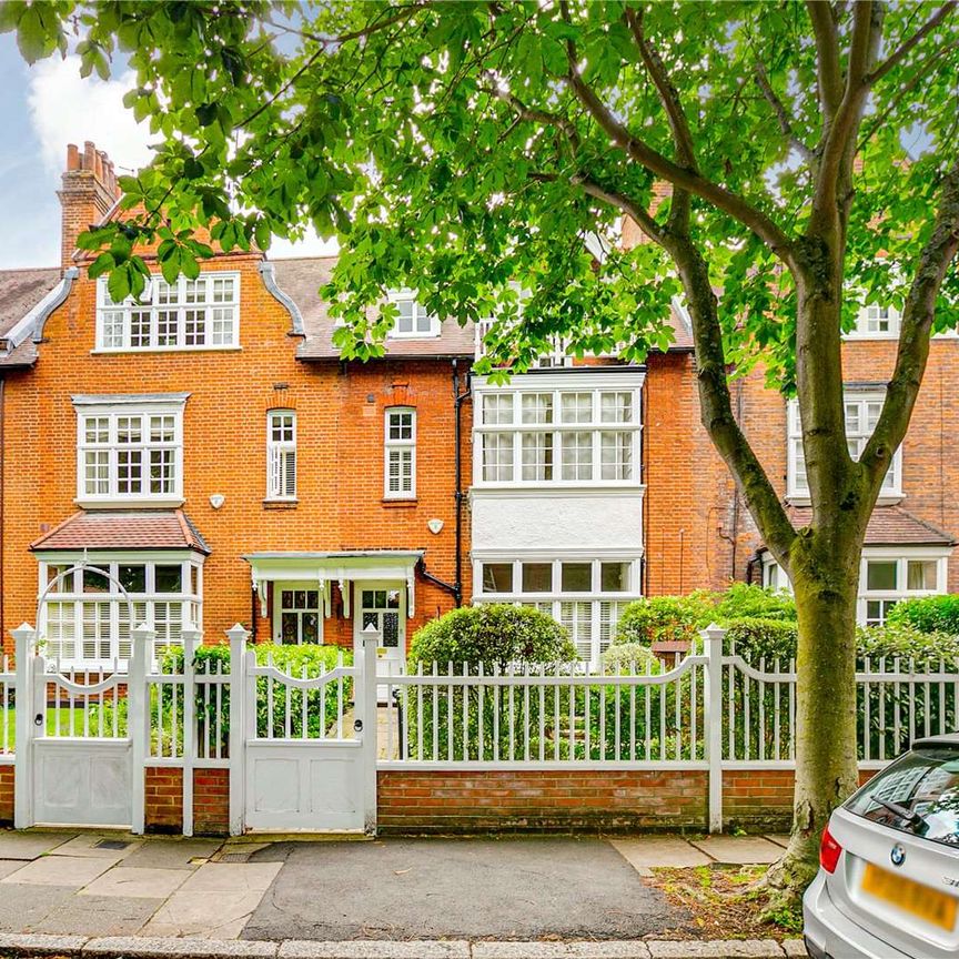 This is a beautifully finished and well proportioned Bedford Park House with a lovely large garden - Photo 1