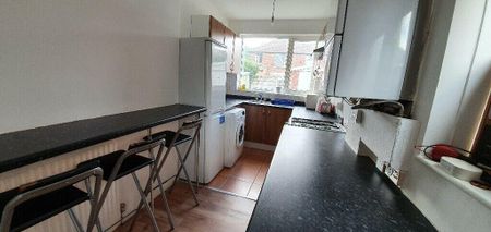 4 bedroom semi-detached house to rent - Photo 4