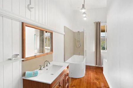 Stunning traditional Queenslander, walk to beach - Photo 2