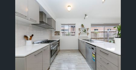 4 Bedrooms PLUS, enclosed study with built in desk/cupboards. Just move in and enjoy...... - Photo 2