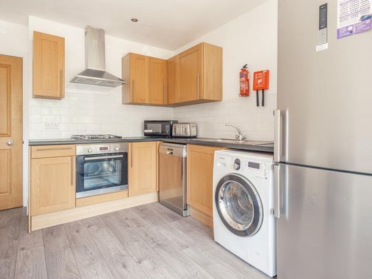 4 bedroom semi-detached house to rent - Photo 1