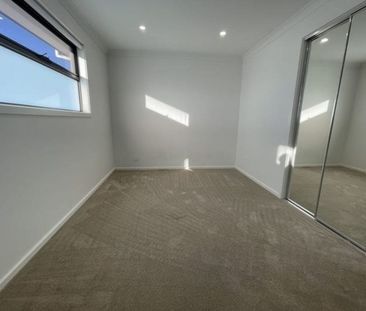 Sophisticated Luxury: Masterful Design Meets Modern Convenience - Photo 4