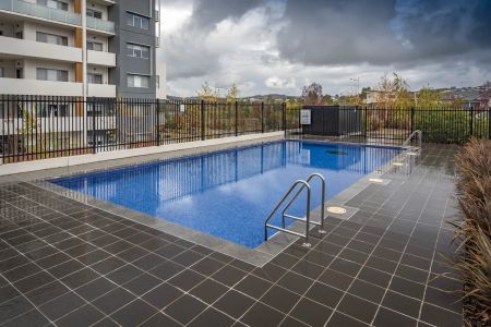 Sunny Top-Floor Apartment with Stunning Brindabella & Stromlo Views - Photo 2