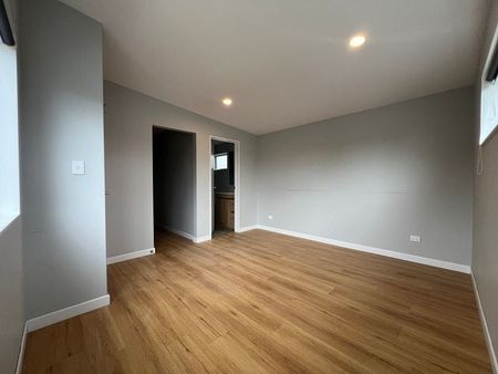 Modern design 4 bedroom house with outdoor decking - Photo 3