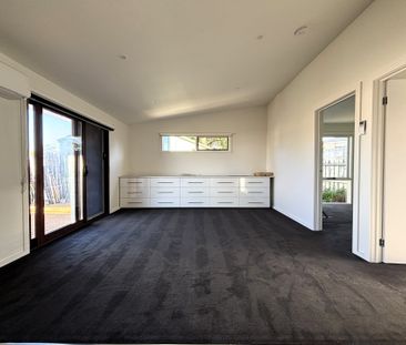 Dual Living!- 4 bedroom 2 bathroom and 2 kitchens! - Photo 5