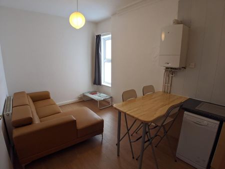 3 bedroom flat to rent - Photo 4
