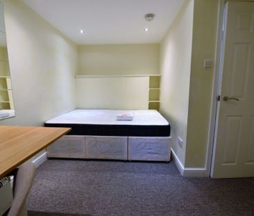 4 bedroom House in Harold Walk, Leeds - Photo 3