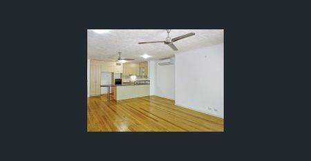 Large Apartment with Space! - Photo 3