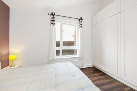 3 bedroom flat in London - Photo 4