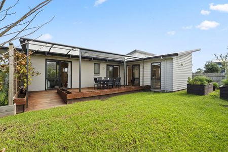 We are pleased to present this spacious and well-appointed 4-bedroom, 2-bathroom residence located in the highly sought-after Conifer Grove suburb of Auckland. - Photo 3