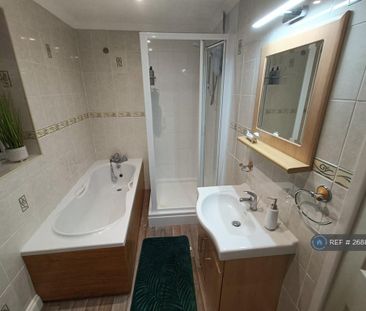 1 bedroom in a house share to rent - Photo 1