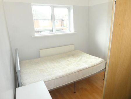 4 bedroom semi-detached house to rent - Photo 3