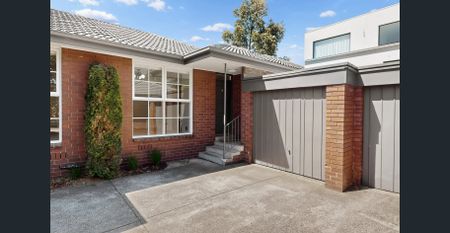 Private Single-Level Villa with Garden and Garage in Premier Location - Photo 5