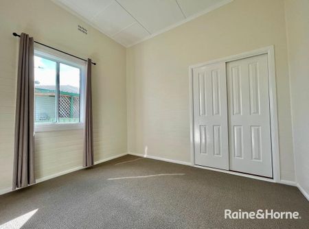 LARGE IMMACULANT HOME - Photo 5