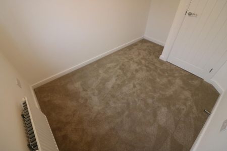 3 bedroom end of terrace house to rent - Photo 3