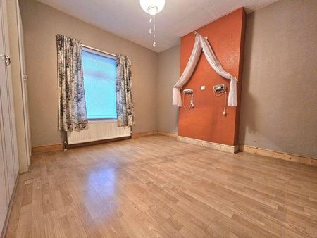 8 bedroom semi-detached house to rent - Photo 4