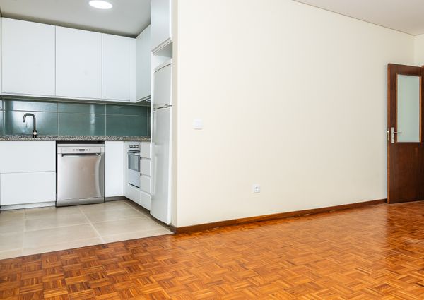 2+1 Bedroom Apartment in Canidelo (Remodeled)