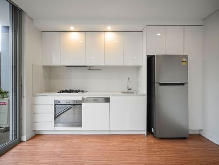 Ground Floor Part Furnished Apartment with Courtyard in the Heart of Bondi Junction - Photo 2