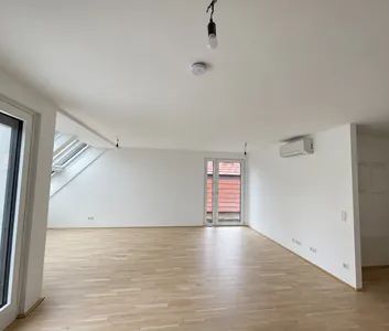 114 m² Dachgeschosswohnung mit 2 Balkonen und Terrasse in 1210 Wien - Photo 1