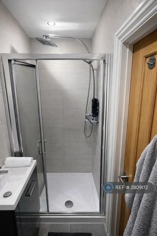 1 bedroom in a house share to rent - Photo 5