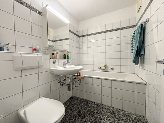 Arrive and feel good: Bright 3.5-room apartment in Felsberg - Photo 1