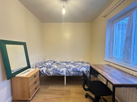 Brassie Avenue, East Acton, London, W3 7DE - Photo 2