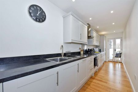 All inclusive short let. A super apartment in the centre of Henley available for short let - Photo 2