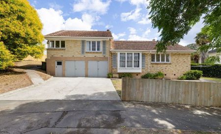 Character 3 bedroom unit - walk to the hospital - Photo 4