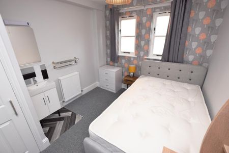 1 bedroom in a house share to rent - Photo 2