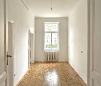 SANIERTE ALTBAUWOHNUNG MIT STUCK, PARKETTBÖDEN UND LOGGIA - Photo 5