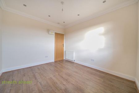 4 bedroom semi-detached house to rent - Photo 3