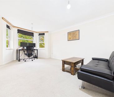 Hanworth Road, Hampton, TW12 - Photo 2