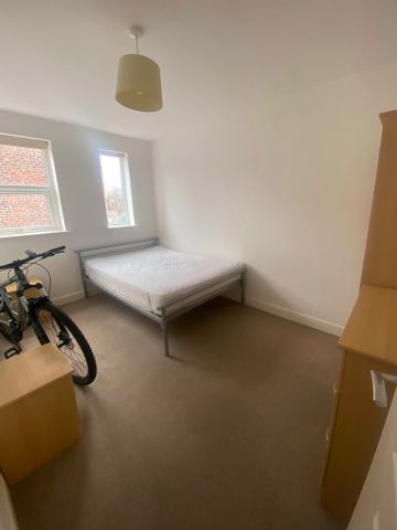 Two bed Apartment available TO LET on Lark Lane - Photo 3