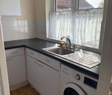 WALNUT TREE, MILTON KEYNES - 1 BEDROOM - Photo 3