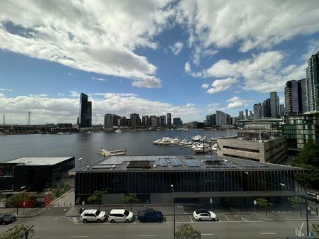 Stunning Fully Furnished 2-Bed, 2-Bath Apartment with Parking in the Heart of Docklands - Photo 2